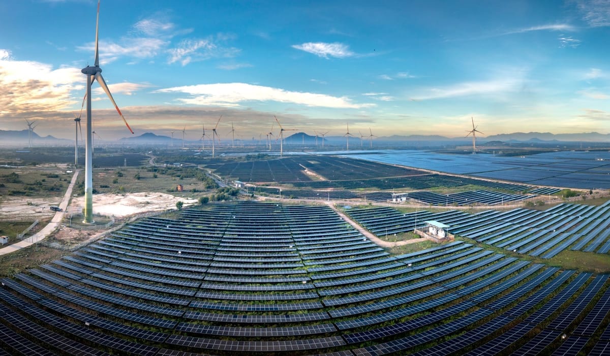 Large-Scale Commercial Solar UK: Why 100kW+ Systems Need a Specialist Installer