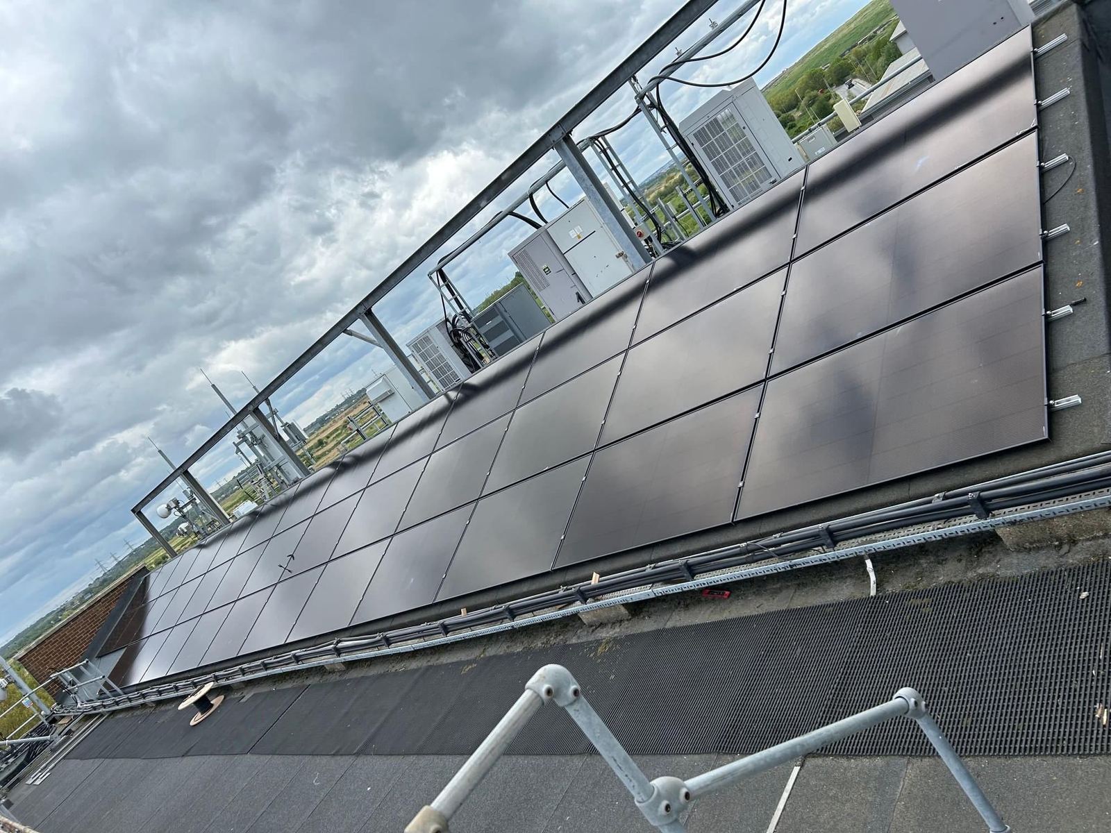 Commercial rooftop solar and battery storage installation